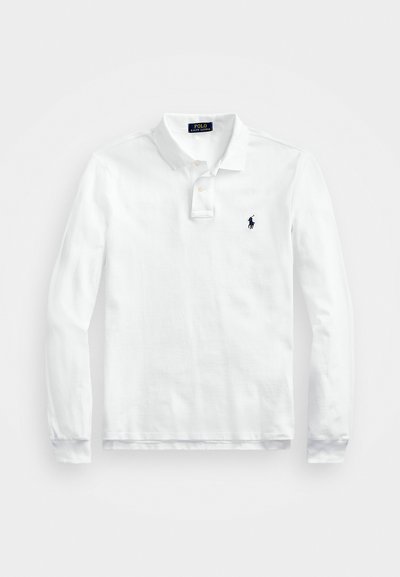 Balta ilgomis rankovėmis polo marškinėliai, pagaminti iš medvilnės, su klasikine apykakle, trimis mygtukais priekyje ir tamsiai mėlynu logotipu kairėje krūtinės pusėje.