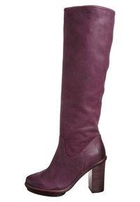 Bota de cuero púrpura hasta la rodilla con punta cuadrada, tacón de madera apilada, textura suave y detalle de costura en el costado.
