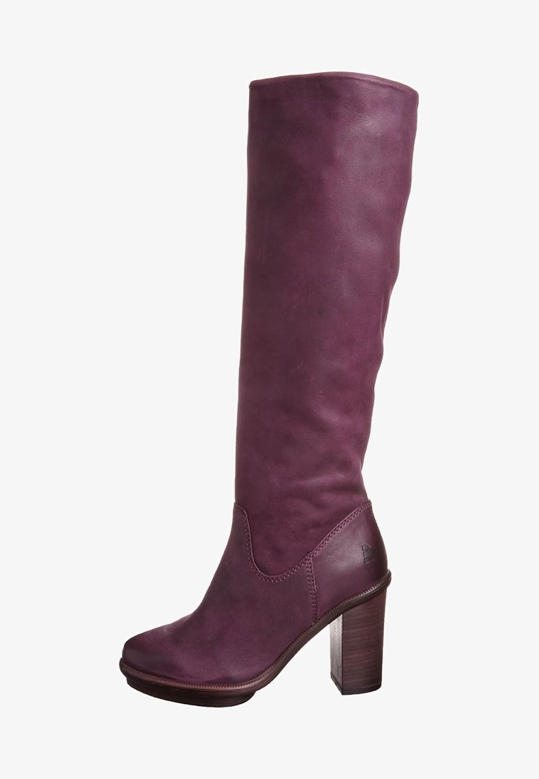 Bota de cuero púrpura hasta la rodilla con punta cuadrada, tacón de madera apilada, textura suave y detalle de costura en el costado.