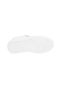 Suela de zapatilla blanca con patrón texturizado, que presenta surcos circulares y lineales para mayor tracción. Hecha de goma, muestra un ligero desgaste.
