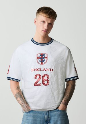 Next, REGULAR FIT - LICENSE FOOTBALL T-SHIRT . - Camiseta estampada - white england fifa word cup