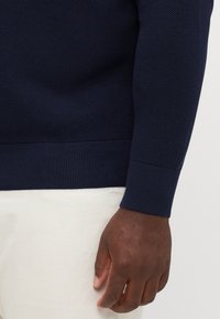 Tommy Hilfiger ESSENTIAL STRUCTURE CREW NECK - Jumper - desert sky