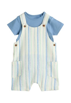 Kék rövid ujjú ing, krémszínű csíkos kantáros nadrággal, melyen zöld és kék függőleges csíkok és elülső zsebek találhatók.
