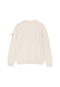 Maglione a maglia beige chiaro con colletto e polsini a coste, caratterizzato da una toppa a logo triangolare sulla manica sinistra. Tessuto morbido e vestibilità rilassata.