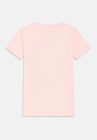 Ανοιχτό ροζ μπλουζάκι με κοντά μανίκια, στρογγυλή λαιμόκοψη και λεία υφή. Χωρίς ορατά σχέδια ή διακοσμήσεις στην πλάτη.