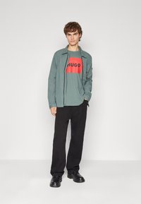HUGO DULIVE - T-shirts med print - dark green