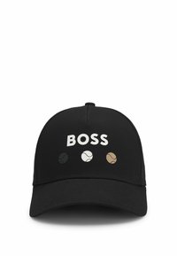 Cappellino da baseball nero con visiera curva, caratterizzato dalla scritta "BOSS" in bianco e tre icone di palline da tennis colorate in verde, bianco e marrone.
