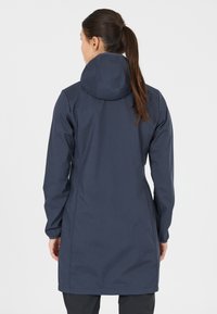 Mörkblå vattentät jacka med huva, med långa ärmar och knälång längd. Slät yta och minimalistiska design detaljer.