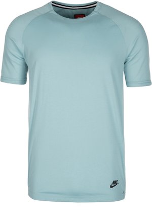 T-shirt de sport Nike bleu clair à manches courtes avec col rond et logo Nike noir près de l'ourlet inférieur côté gauche.