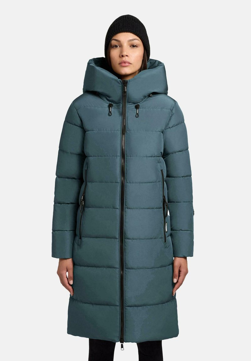 Vadderad teal-färgad kappa med hög krage, hel dragkedja och två sidofickor. Har en strukturerad yta och en avslappnad passform.