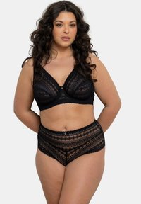 Ensemble de soutien-gorge en dentelle noire et de culotte taille haute mettant en vedette des motifs géométriques, des bords en forme de vagues, et un matériel décoratif au centre devant.