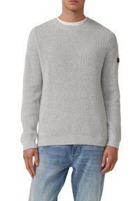 Hellgrauer gerippter Strickpullover mit Rundhalsausschnitt, langen Ärmeln und slim fit, mit einem kleinen schwarzen Logo auf dem Ärmel.