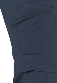 Close-up van donkerblauwe katoenen shorts met een grote rechthoekige achterzak voorzien van een kleine klep en zichtbare stiksels.