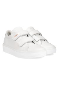 Sneaker bianchi in pelle con due cinturini in velcro, superficie testurizzata, punta arrotondata e suola in gomma bianca con leggere ondulazioni per la presa.