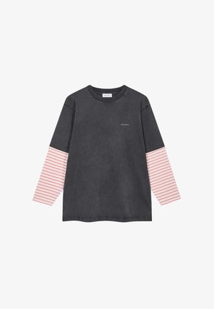 Grijs katoenen T-shirt met lange mouwen en een ronde hals. Eén mouw heeft horizontale roze en witte strepen. Klein logo op de borst.