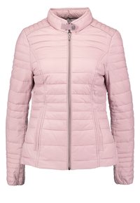 Hellrosa gepolsterte Jacke mit Stehkragen, frontalem Reißverschluss und vertikalem Steppmuster. Verfügt über zwei Seitentaschen und eine glatte Textur.