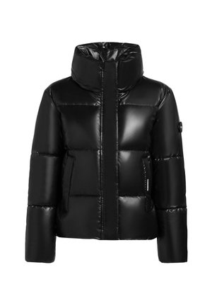 Melna pūkaina jaka ar augstu apkakli, spīdīgu tekstūru, izšūtu dizainu, priekšējo rāvējslēdzēju un sānu kabatām. Šai jakai ir apaļa logotipa akcenta detalizācija uz piedurknes.