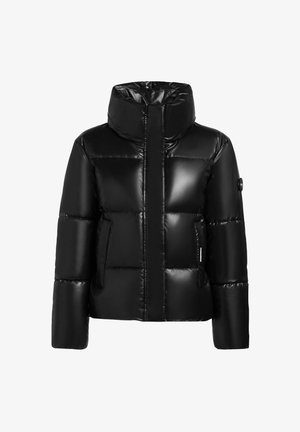 Melna pūkaina jaka ar augstu apkakli, spīdīgu tekstūru, izšūtu dizainu, priekšējo rāvējslēdzēju un sānu kabatām. Šai jakai ir apaļa logotipa akcenta detalizācija uz piedurknes.