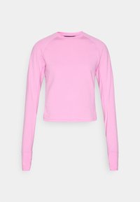 Top corto a maniche lunghe di colore rosa chiaro, con texture a costine e motivo a righe; presenta un collo rotondo e polsini aderenti.