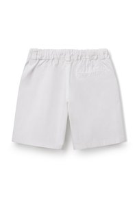 Shorts en coton blancs avec une taille élastique, dotés d'une poche arrière et d'un design à jambe droite. Texture lisse et construction simple.