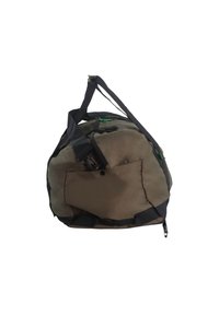 Bolso de viaje de tela marrón con forma redondeada, detalles en negro, correa ajustable y un bolsillo con cremallera en la parte delantera. Incluye un pequeño detalle de hardware verde.
