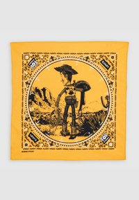 Žlutý bandana s černou grafikou kovboje s kloboukem, v pouštní krajině, orámovaný dekorativními okraji.