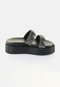 Svarta plattformssandaler med texturerade silverremmar, försedd med två breda band. Slät ovandel och texturerad sula för bra grepp.