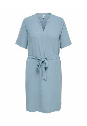Vaaleansininen polven mittainen mekko, jossa on lyhyet hihat, V-aukko, hienovarainen tekstuuri ja solmittu kangasvyö vyötäröllä.
