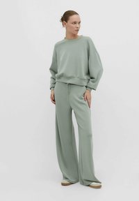 Stradivarius PALAZZO  - Donji dijelovi trenirke - light green