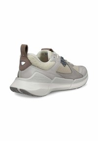 Hellgrauer Sneaker mit Mesh- und Lederpaneelen, runder Zehenpartie, gepolsterter Kragen und strukturiertem Sohlen; verfügt über sandfarbene Akzente und reflektierende Details.