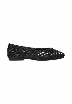 Schwarzer gewebter flacher Schuh mit kleiner Schleife vorne und niedrigem Absatz, Seitenansicht auf weißem Hintergrund.