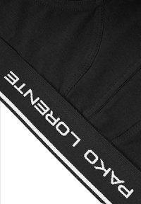 Czarna bawełniana odzież o gładkiej fakturze. Posiada wyraźny elastyczny pas, na którym widnieje napis "PACO LORENTE" w białych literach.