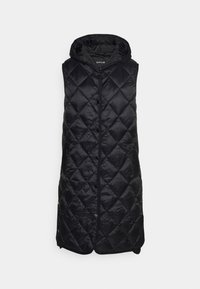 Černá prošívaná bezrukávová vesta s kapucí, s knoflíkovým zapínáním a hladkým, lesklým povrchem. Po celé ploše jsou šikmé diamantové vzory.