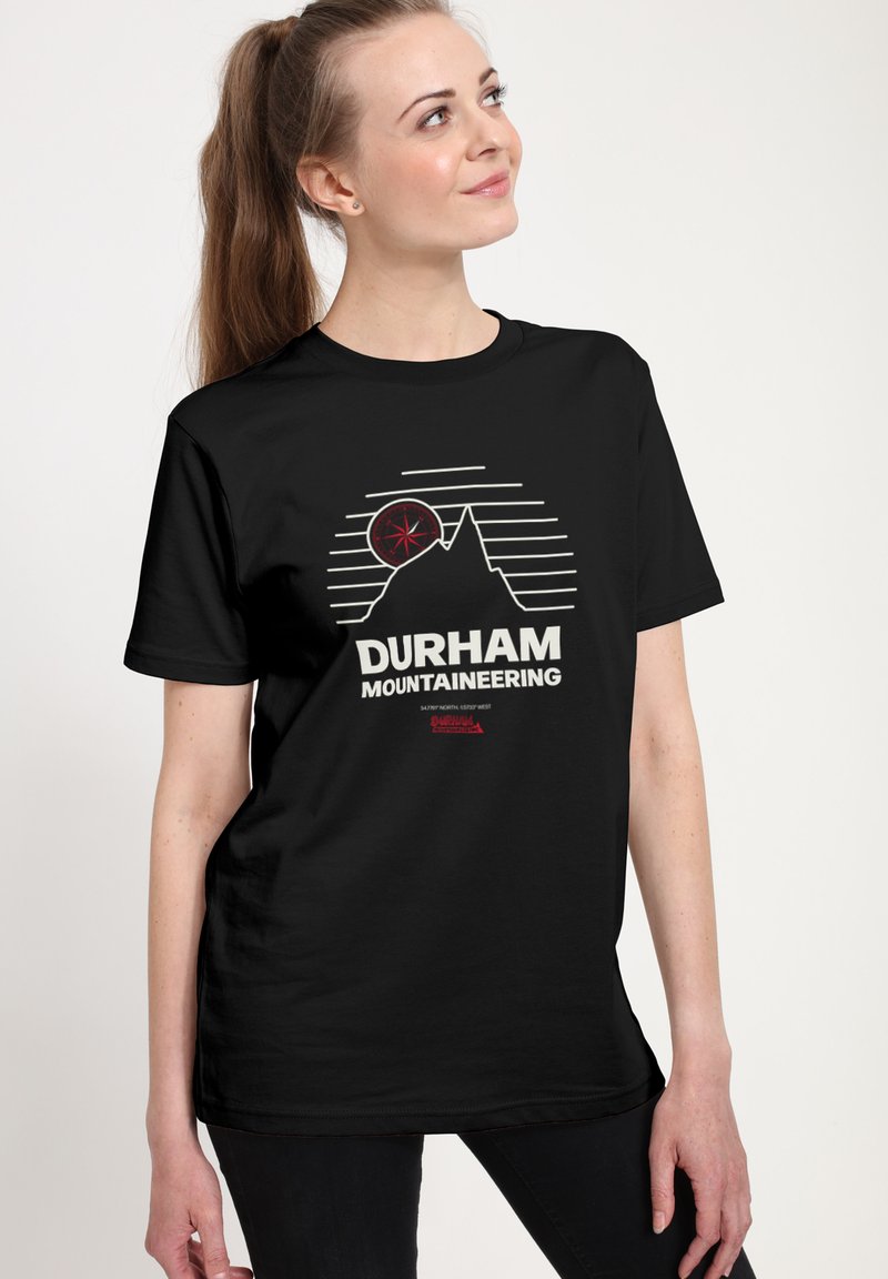 Czarny bawełniany t-shirt z napisem "Durham Mountaineering" w białym i czerwonym kolorze, z grafiką góry i ikoną czerwonego słońca nad napisem.