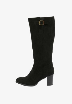 Melnas zamša ceļgala augstuma zābaki ar bloku papēdi. Iekļauj zeltītu sprādzi un plūstošu formu. Mīksta tekstūra bez redzamām rakstainēm.