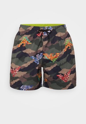 Shorts de bain camouflage dans des verts et bruns foncés, présentant des motifs géométriques multicolores. Taille élastique avec cordon de serrage.