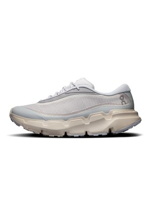 Basket de sport gris clair et beige avec une semelle épaisse et un dessus en mesh texturé, vue de côté sur fond blanc.
