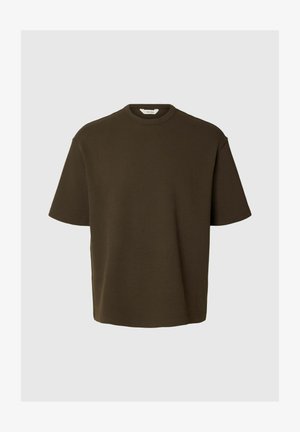 T-shirt à manches courtes en maille texturée vert olive foncé avec col rond et coupe ample sur fond gris clair.