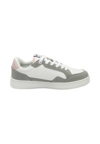 Sneaker bianco e grigio con una texture liscia e scamosciata, dotata di lacci bianchi, un accento rosa sul tallone e una suola in gomma a profilo basso.