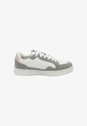 Sneaker bianco e grigio con una texture liscia e scamosciata, dotata di lacci bianchi, un accento rosa sul tallone e una suola in gomma a profilo basso.
