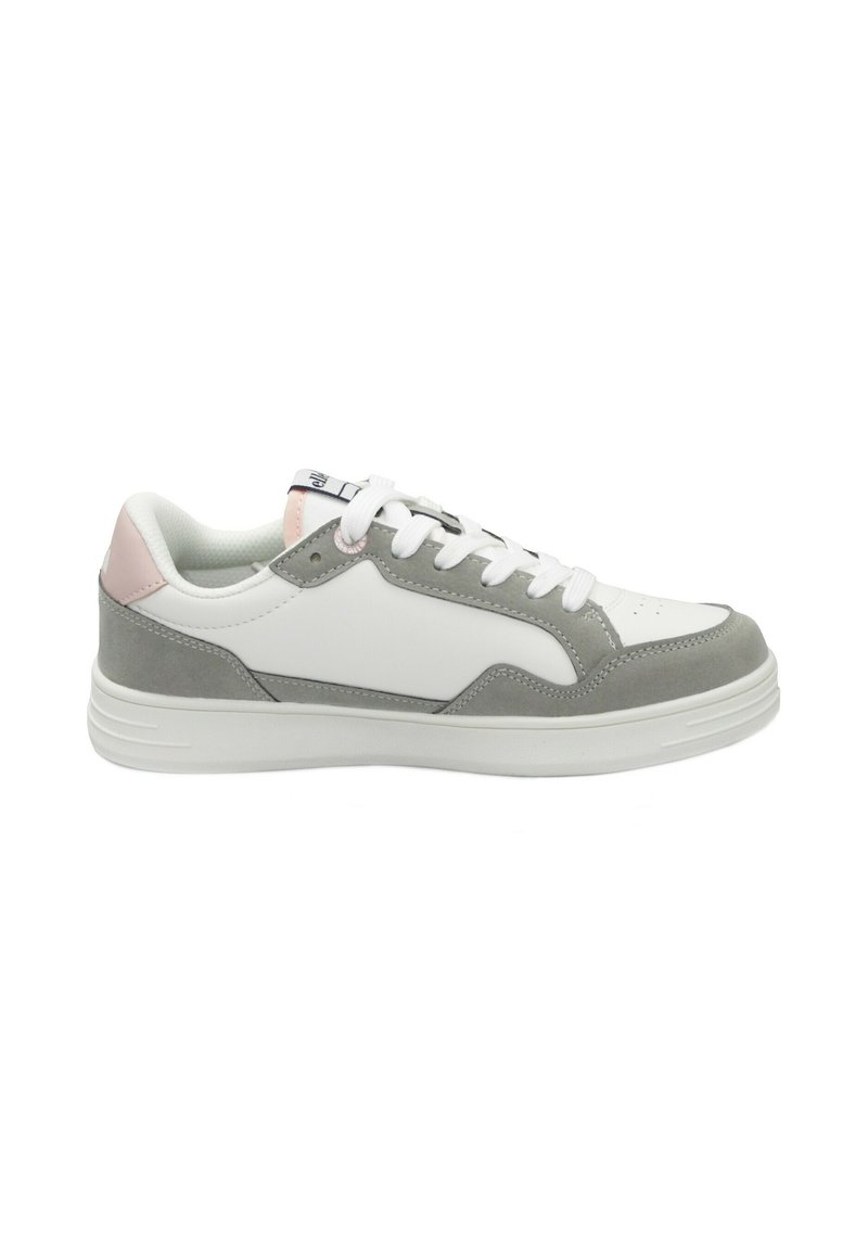 Sneaker bianco e grigio con una texture liscia e scamosciata, dotata di lacci bianchi, un accento rosa sul tallone e una suola in gomma a profilo basso.