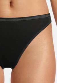 Schwarzer Bikiniunterteil aus glattem Stoff mit niedriger Taille. Verfügt über minimale Nähte und nahtlose Kanten für Komfort und Passform.