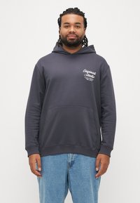 Σκούρα γκρι φούτερ με κουκούλα, τσέπη καγκουρό, ριγέ μανσέτες και λευκό λογότυπο στο στήθος. Κατασκευασμένο από απαλό βαμβακερό μείγμα υλικού.