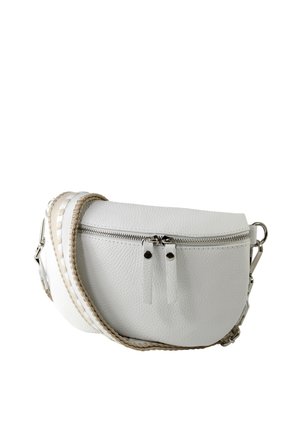 Witte leren crossbodytas met dubbele zilveren rits en beige geweven verstelbare riem tegen een witte achtergrond.
