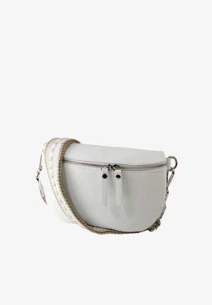 Witte leren crossbodytas met dubbele zilveren rits en beige geweven verstelbare riem tegen een witte achtergrond.