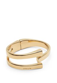 Bracelet en métal doré avec un design ouvert comportant deux segments courbés et des extrémités plates. Texture lisse avec finition brillante. Marqué à l'intérieur.