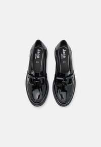 Sorte lakerede loafers med en glat overflade, der har et dekorativt bånd over forfoden og en rund tå-design.