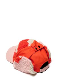 Multicolore pet met een roze klep; oranje stof met witte en roze fluffy panelen. Heeft een verstelbare band aan de achterkant en een knoopaccent.