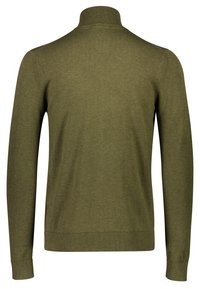 Olivgrön tröja med hög krage, långa ärmar, ribbade manschetter och nederkant. Mjuk textur, slät yta, inga synliga mönster eller detaljer.