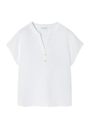 Fehér, rövid ujjú felső könnyű anyagból, V-nyakkal, három fa gombbal és laza szabással.